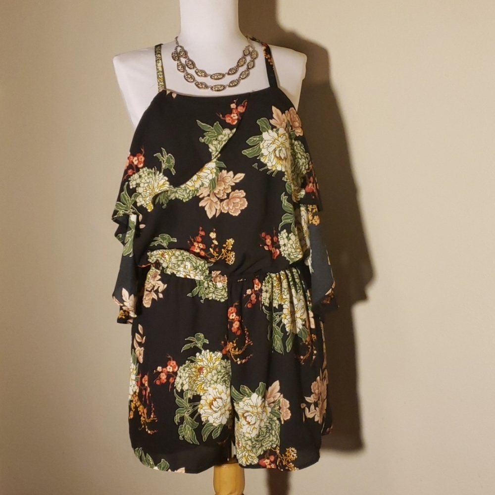 ⭐Wishful Park ruffled floral romper. Size Lrge